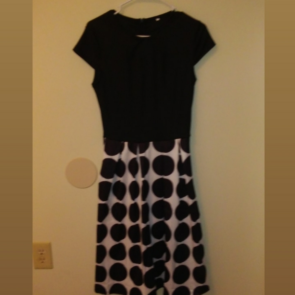 Dress w/ white and black polka dot bottom
